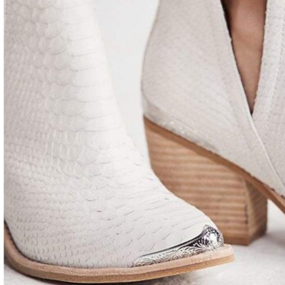 Jeffrey Campbell Cromwell White Snake Embossed Ankle Western Booties Size 7 - Picture 8 of 8